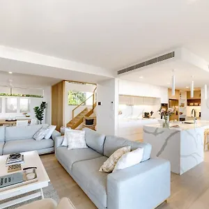 https://the-hamptons-lake-house-luxury-house.queenslandhotels.net